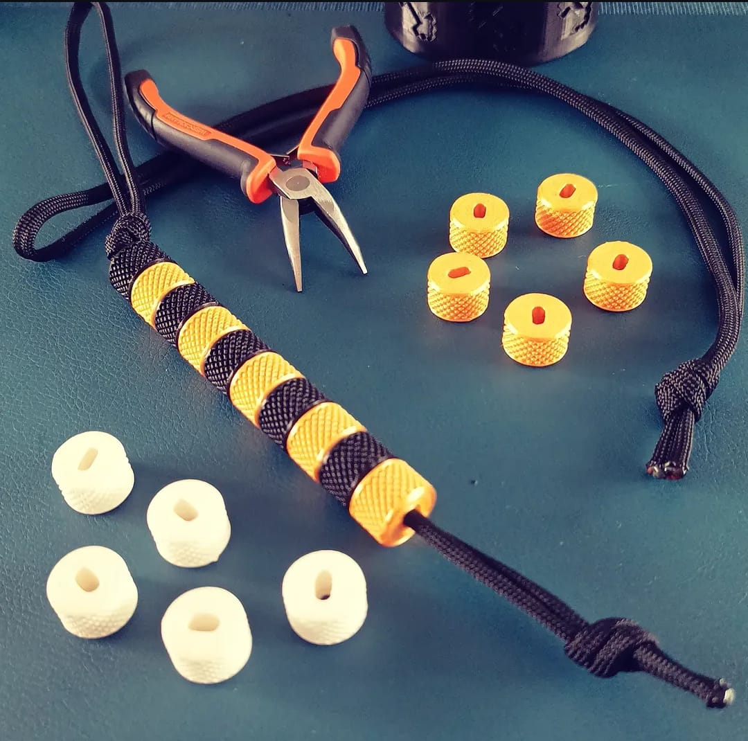 Vroeg prototype met paracord, losse kralen en gereedschap