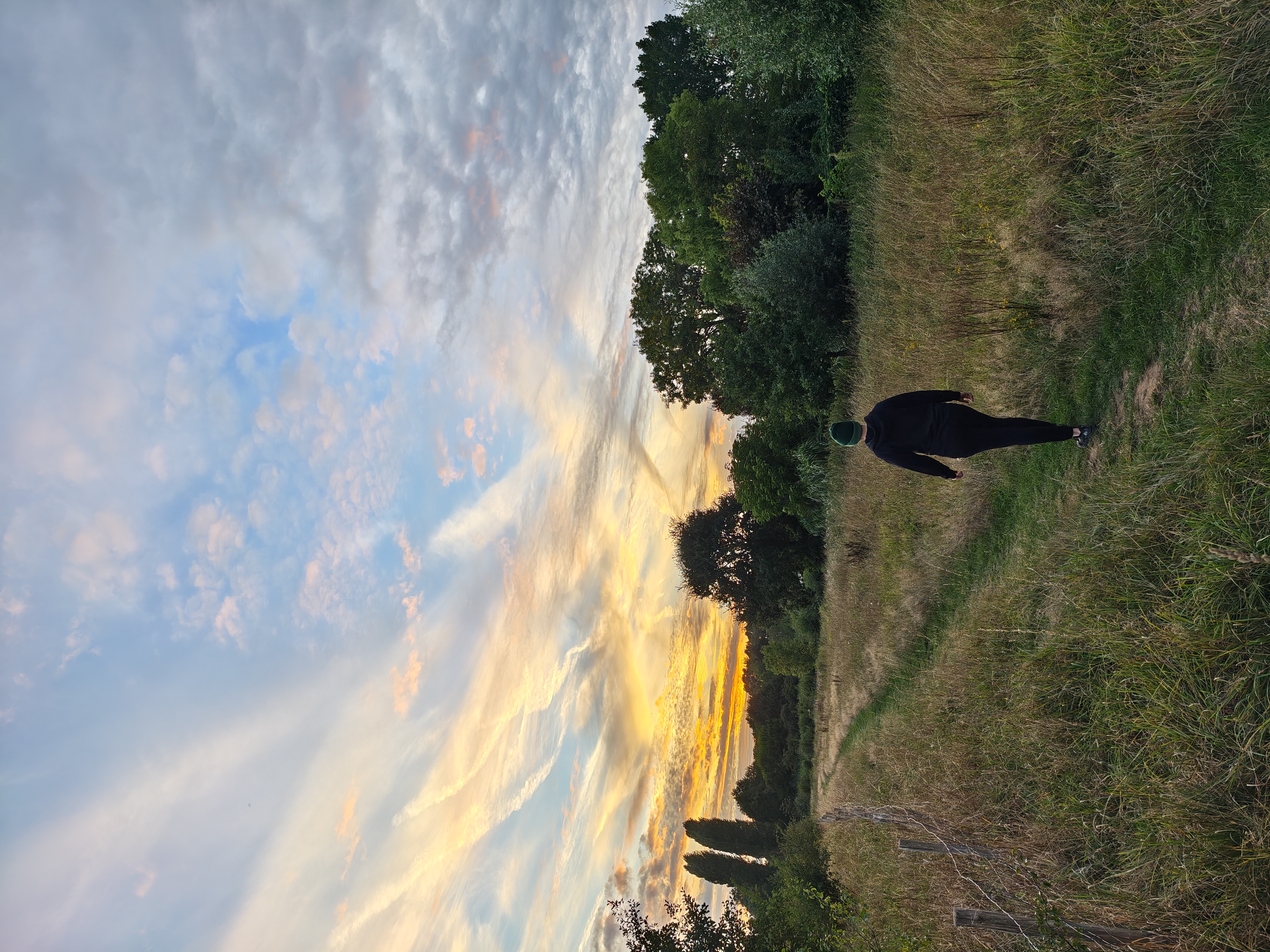 Firefly Beanie gedragen tijdens een wandeling bij zonsondergang