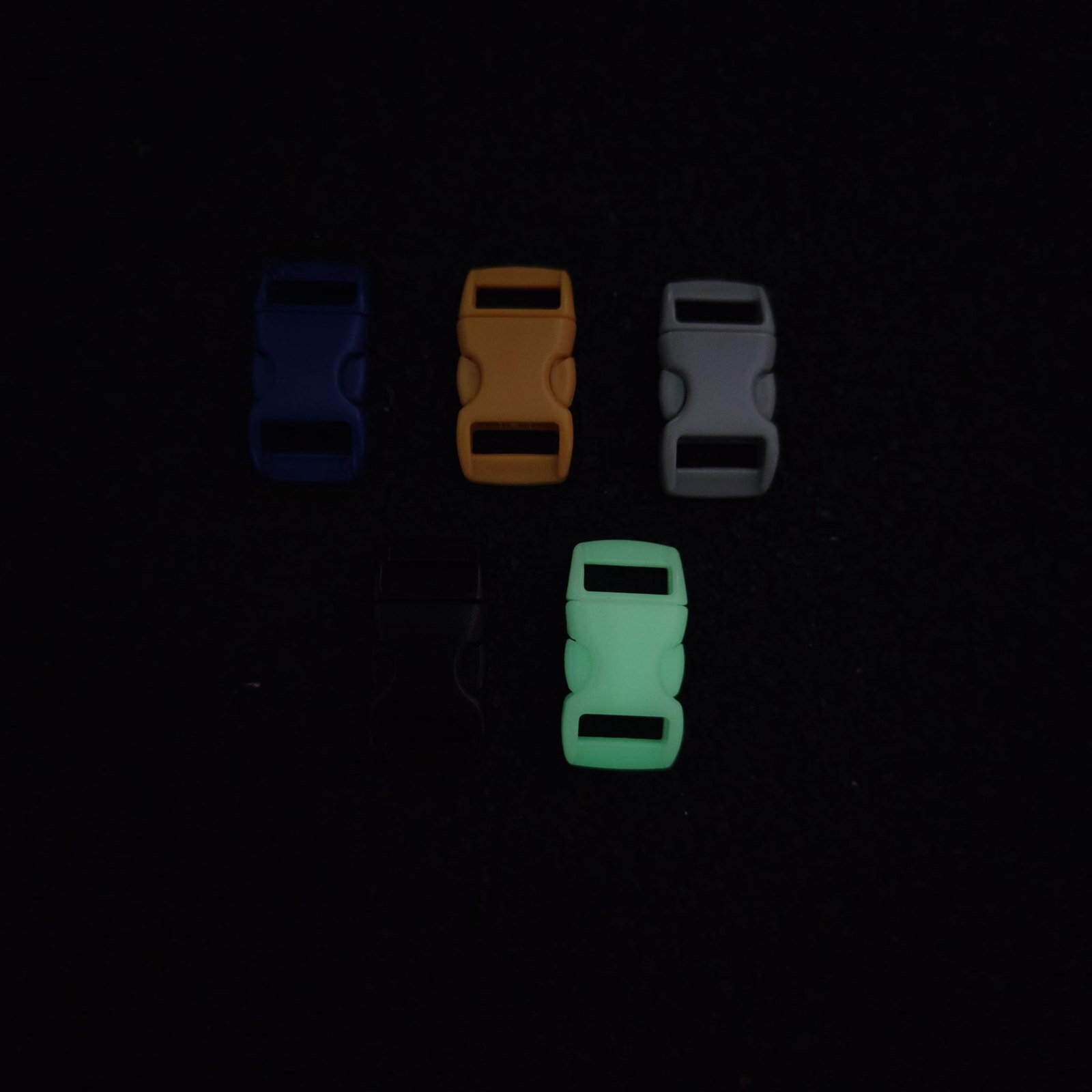 Lichtgroene glow-buckle geeft een zachte groene gloed in het donker