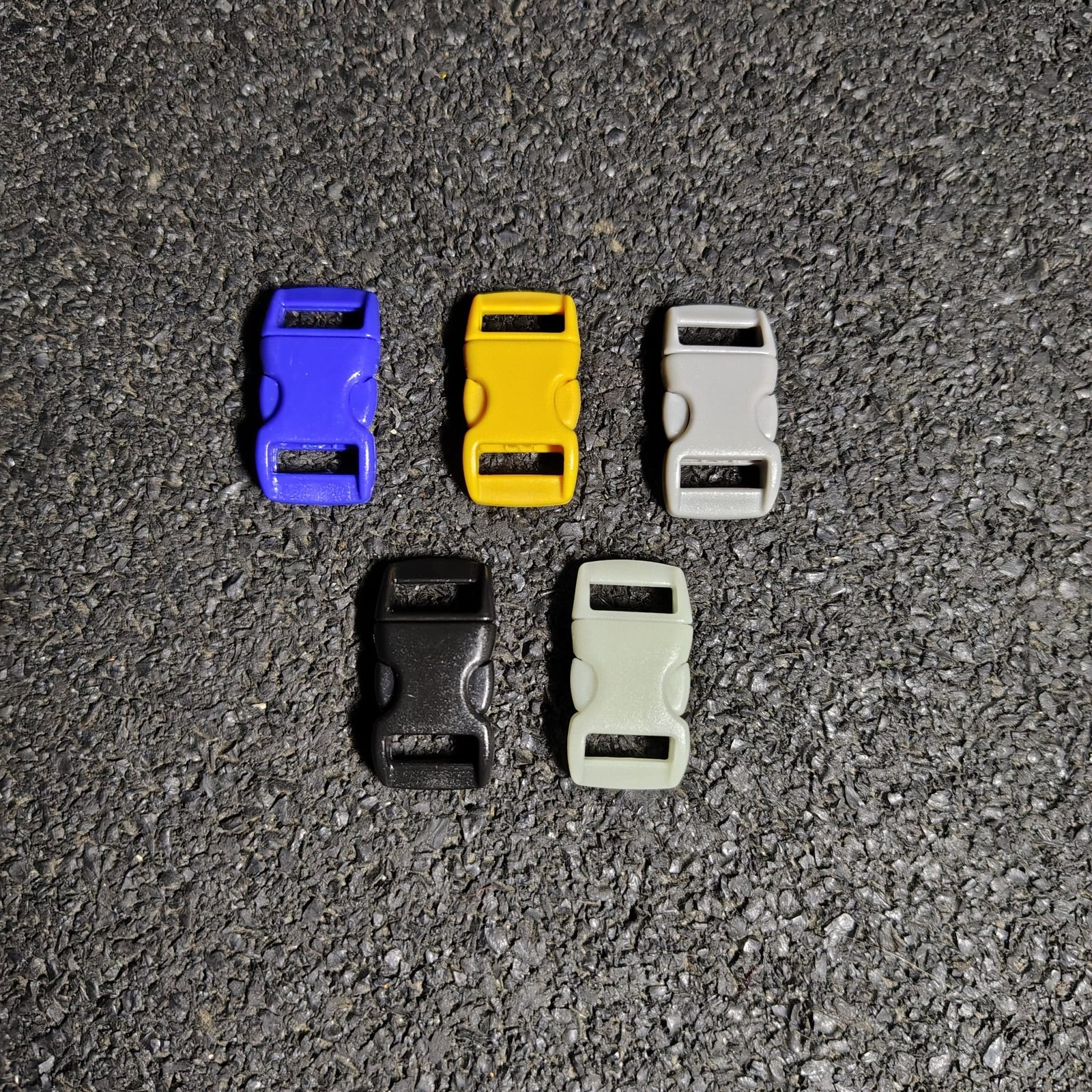 Loop-buckles bij gewoon licht, inclusief de lichtgroene glow-buckle